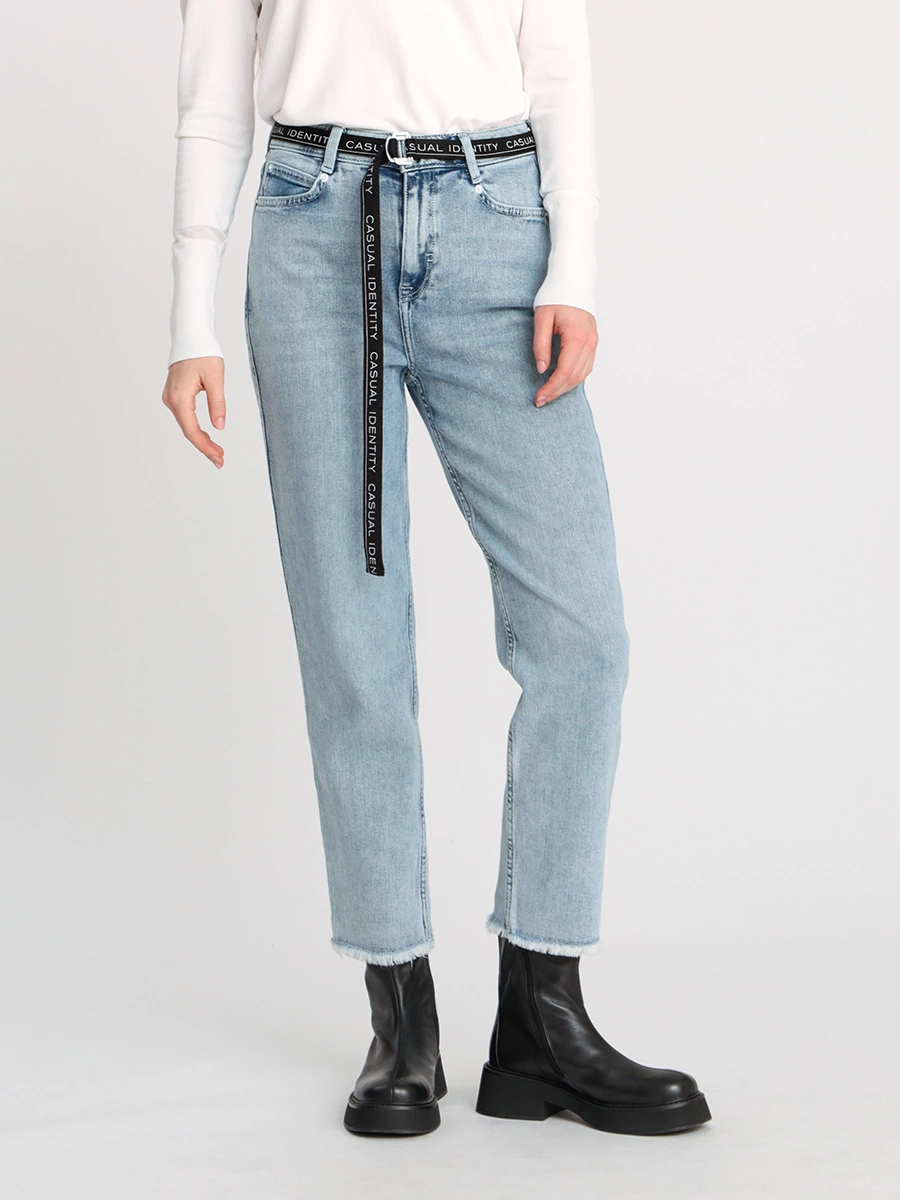Укороченные джинсы MOM с поясом и бахромой
